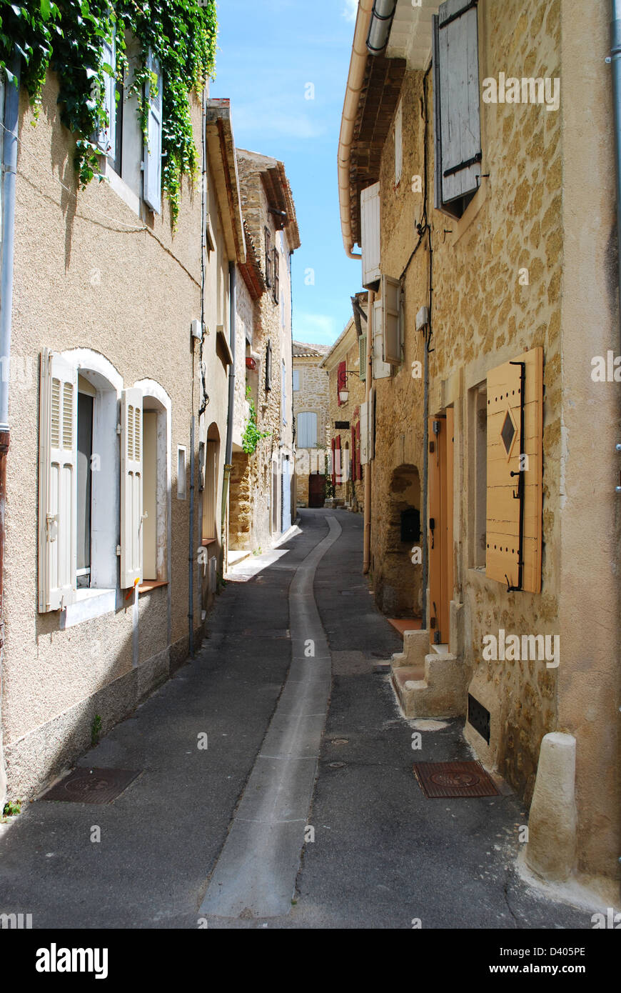 Kleine Gasse und Stein Häuser, Lourmarin Dorf, Vaucluse, Provence, Frankreich Stockfoto