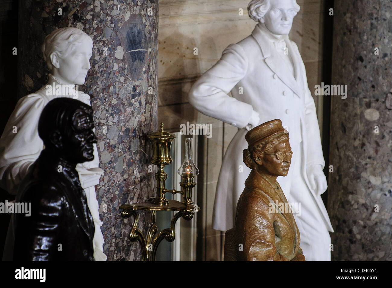 27. Februar 2013 wurde - Washington, District Of Columbia, USA - A Statue zu Ehren der verstorbenen Bürgerrechtlers Rosa Parks auf dem US-Kapitol am Mittwoch vorgestellt. (Bild Kredit: Pete Marovich/ZUMAPRESS.com ©) Stockfoto