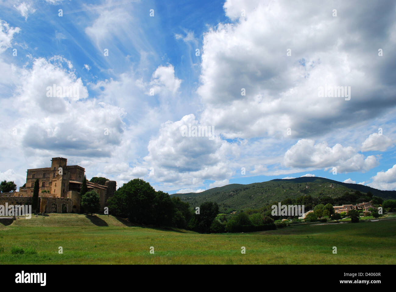 Alte Burg und Hügel-Landschaft in Lourmarin Dorf, Departement Vaucluse, Provence, Frankreich Stockfoto