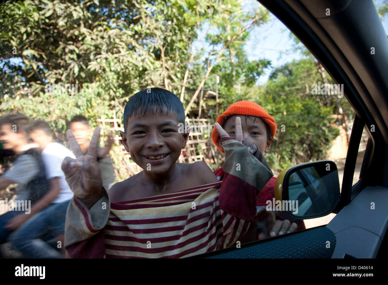Zwei freche jungen spähte durch ein Autofenster auf einem Festival in Burma zu gewinnen Sein Taw Ya Kloster Mawlamyine (Moulmein) Stockfoto