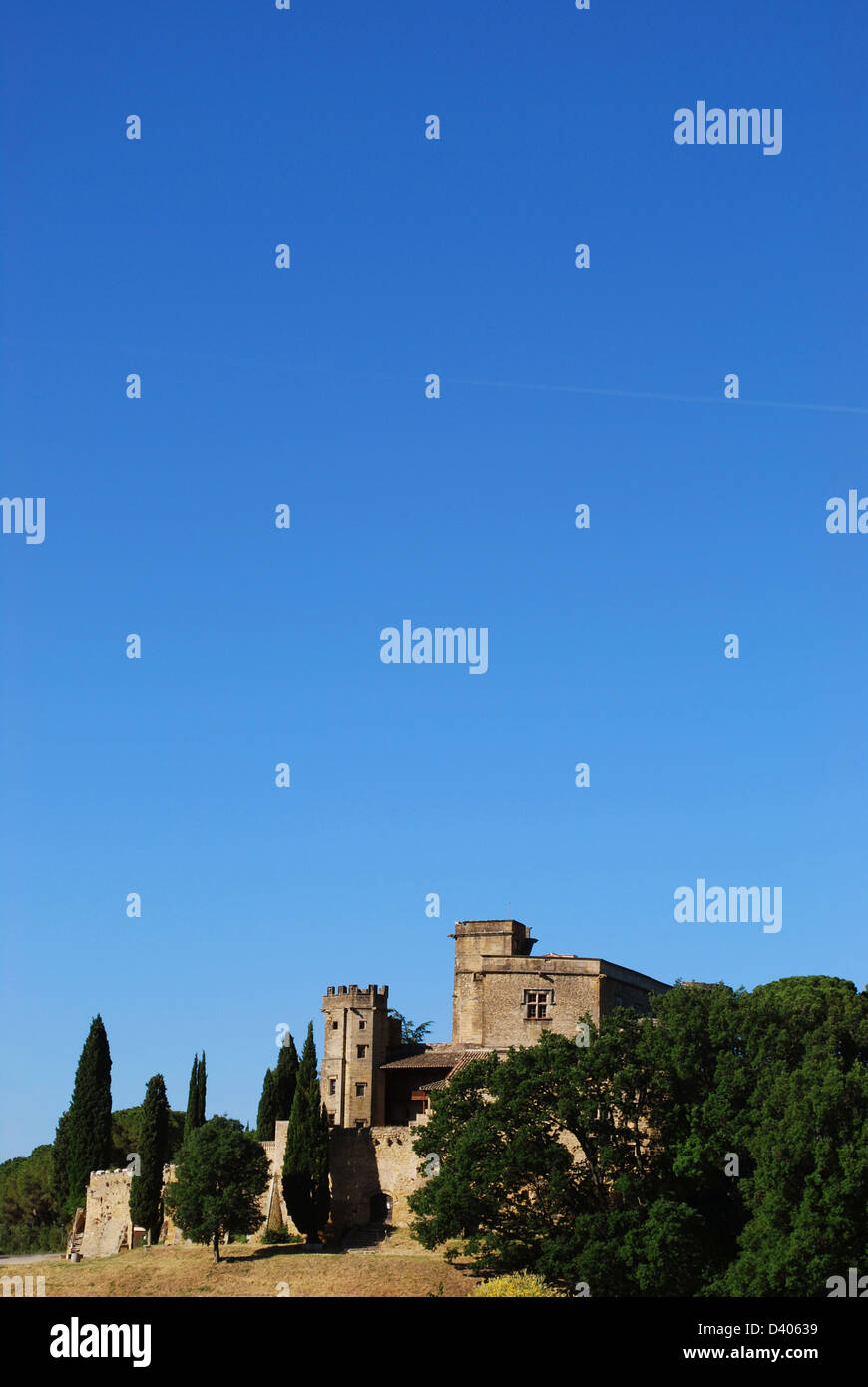 Alte Burg und Hügel-Landschaft in Lourmarin Dorf, Departement Vaucluse, Provence, Frankreich Stockfoto