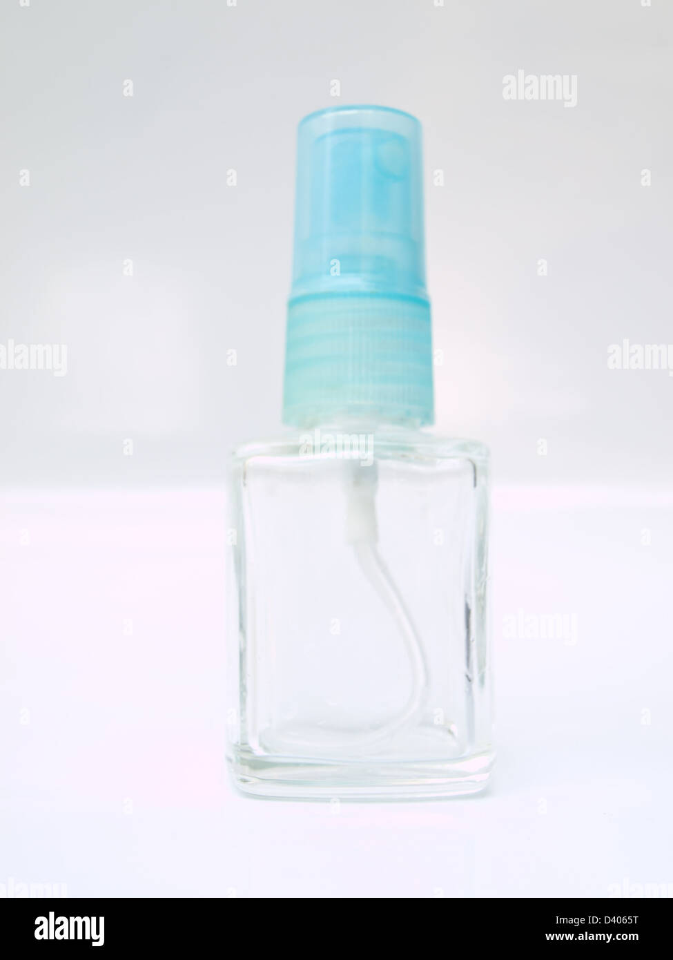 Eine Glas-Sprühflasche isoliert auf weißem Hintergrund Stockfoto