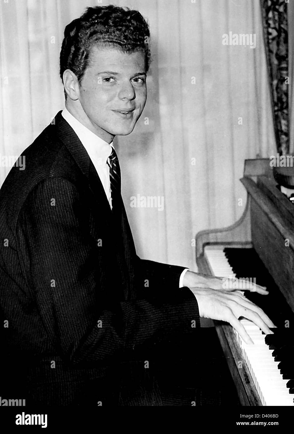 27. Februar 2013. ARCHIV-BILD.  VAN CLIBURN, die international gefeierte Pianistin deren Triumph bei einem 1958 Moskau Wettbewerb half des Kalten Krieges zu tauen und startete eine spektakuläre Karriere, die ihn gemacht die seltenen klassischen Musiker, Rockstar Status genießen starb am Mittwoch in Fort Worth, Texas nach einem Kampf mit Knochenkrebs. Er war 78. Cliburn starb in seinem Haus in Fort Worth, umgeben von lieben. Bild: Van Cliburn spielt Klavier im undatierten Foto. Kredit Bild: Kredit-: Kugel-Photos/ZUMAPRESS.com/Alamy Live-Nachrichten Stockfoto