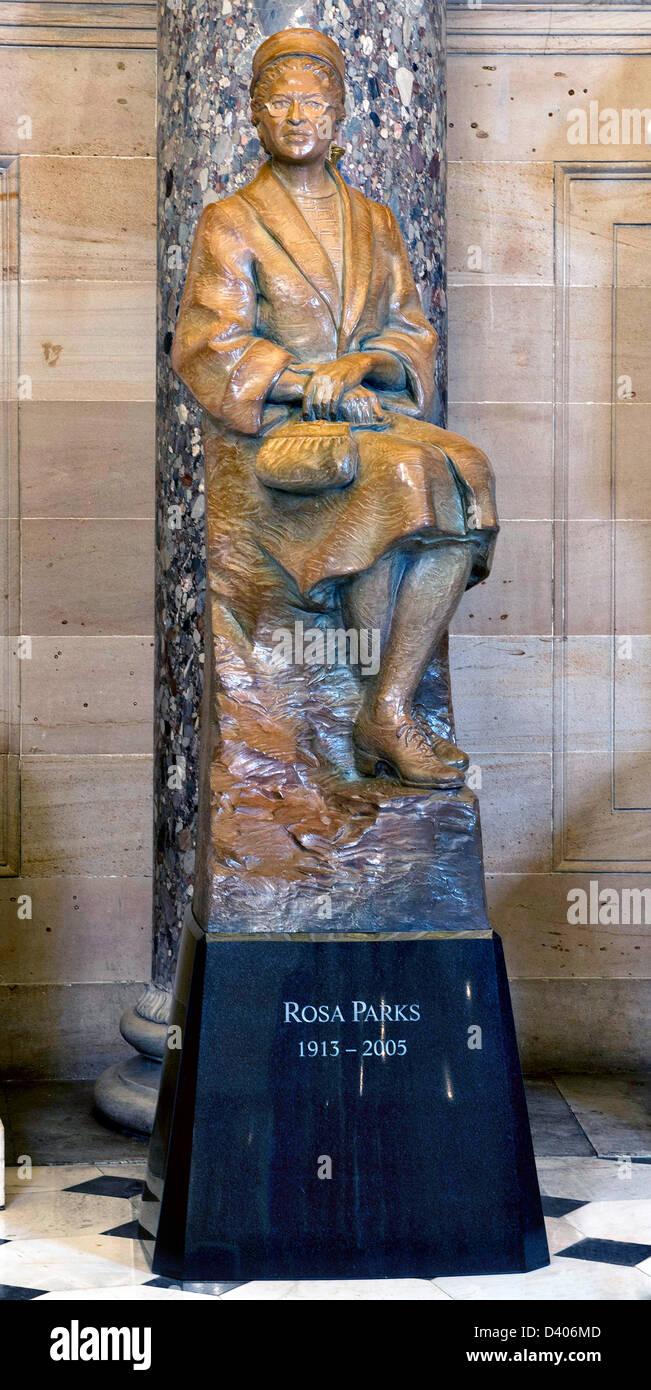 In der National Statuary Hall in United States Capitol steht eine Statue der Bürgerrechtlerin Rosa Parks nach 27. Februar 2013 in Washington, DC präsentiert. Rosa Parks, dessen Verhaftung im Jahr 1955 weigerte, ihren Sitzplatz auf einem getrennten Bus einem weißen Fahrgast nachgeben half der modernen amerikanische Bürgerrechtsbewegung zu entzünden. Diese Bronzestatue zeigt Parks auf ein Rock-wie Anordnung von der sie fast ein Teil als Symbol für ihre berühmten Weigerung scheint, geben ihren Bus Sitzplatz sitzen. Die Statue ist in der Nähe von neun Fuß hoch Sockel darunter. Stockfoto
