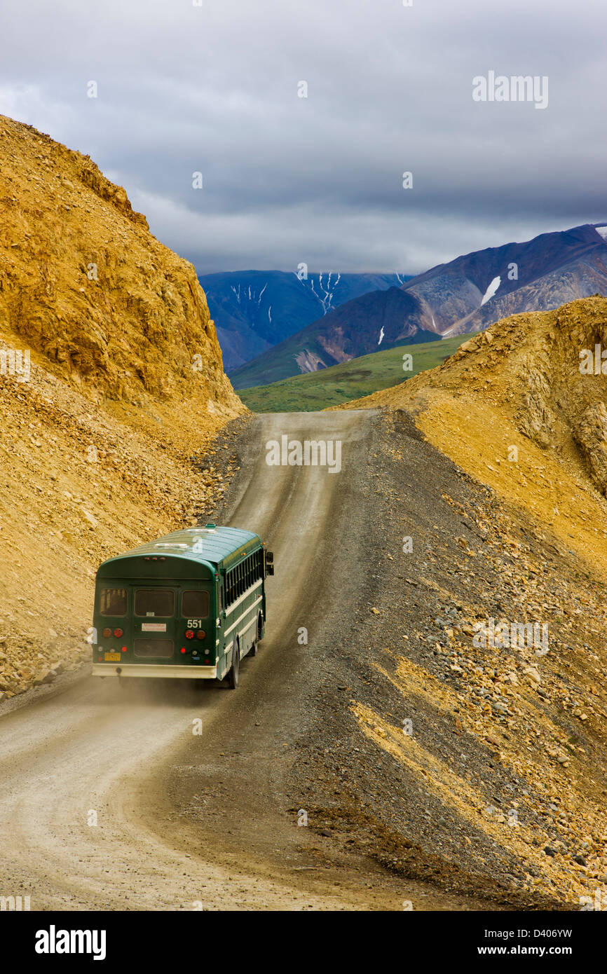 Bus shuttle Besucher auf den begrenzten Zugang Denali Park Road, Denali National Park, Alaska, USA. Polychrome Pass Stockfoto