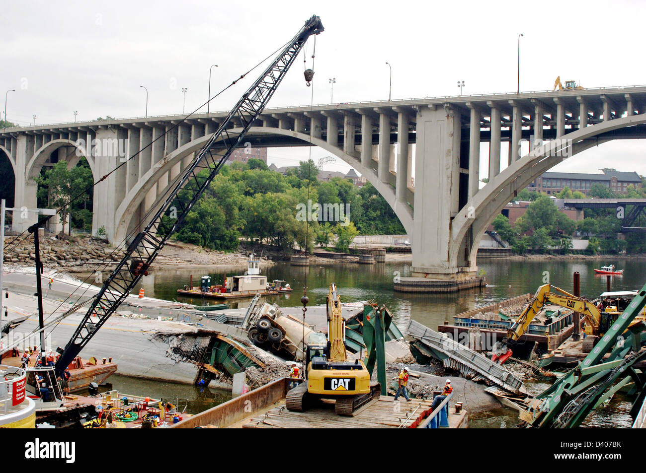 Blick auf die Reste der i-35 Brücke Zusammenbruch und Recovery Bemühungen 16. August 2007 in Minneapolis, MN. Die Brücke stürzte plötzlich während der Feierabendverkehr auf 1. August 2007 13 Menschen getötet und 145 verletzt. Stockfoto