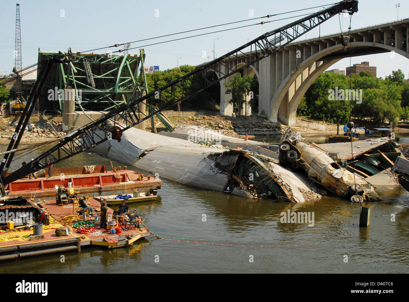 Blick auf die Reste der i-35 Brücke Zusammenbruch und Recovery Bemühungen 17. August 2007 in Minneapolis, MN. Die Brücke stürzte plötzlich während der Feierabendverkehr auf 1. August 2007 13 Menschen getötet und 145 verletzt. Stockfoto
