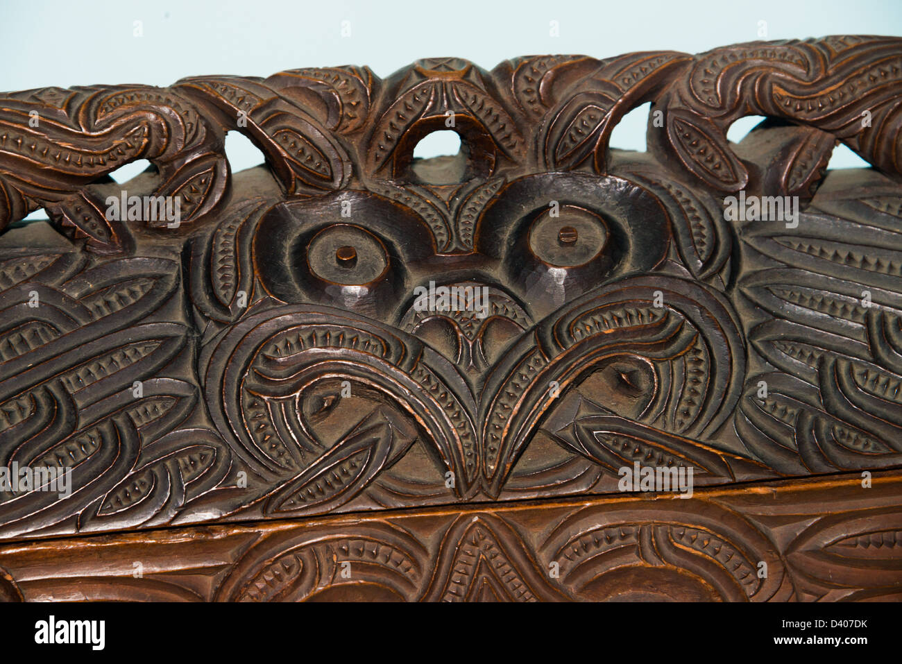 Dies ist ein Bild der einheimischen Maori Stammes-Schnitzereien auf dem Display an das Royal Ontario Museum, Toronto, Kanada Stockfoto