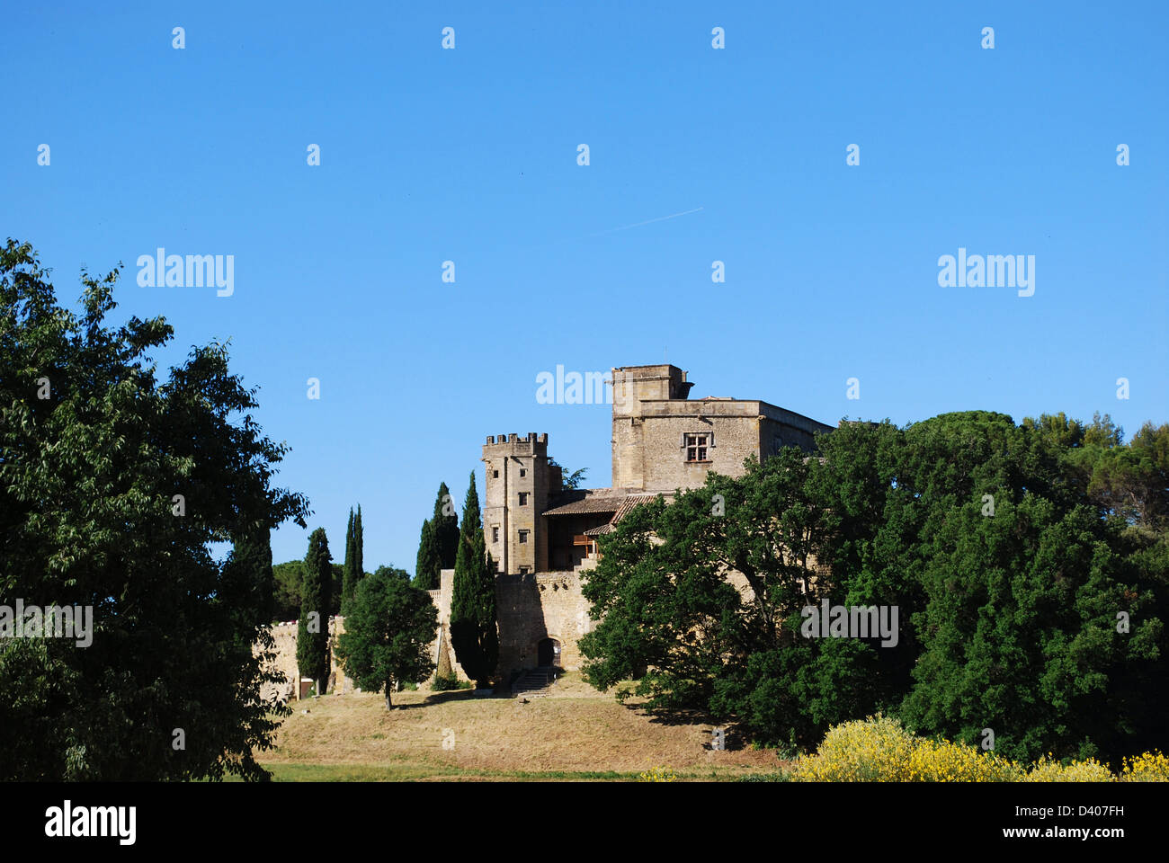 Alte Burg und Hügel-Landschaft in Lourmarin Dorf, Departement Vaucluse, Provence, Frankreich Stockfoto