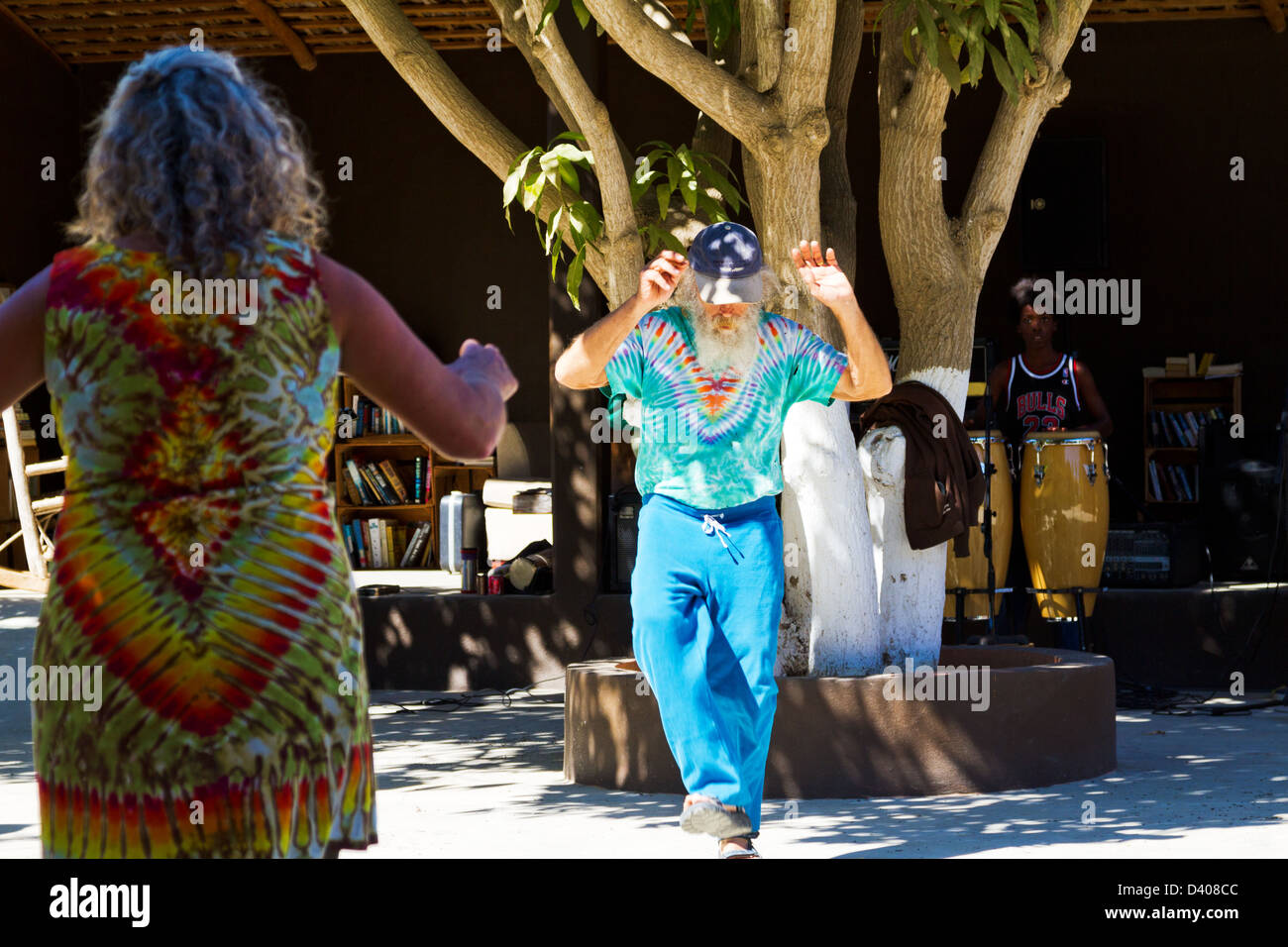 Aging-Expat Hippies tanzen in Todos Santos, Baja, Mexiko Stockfoto