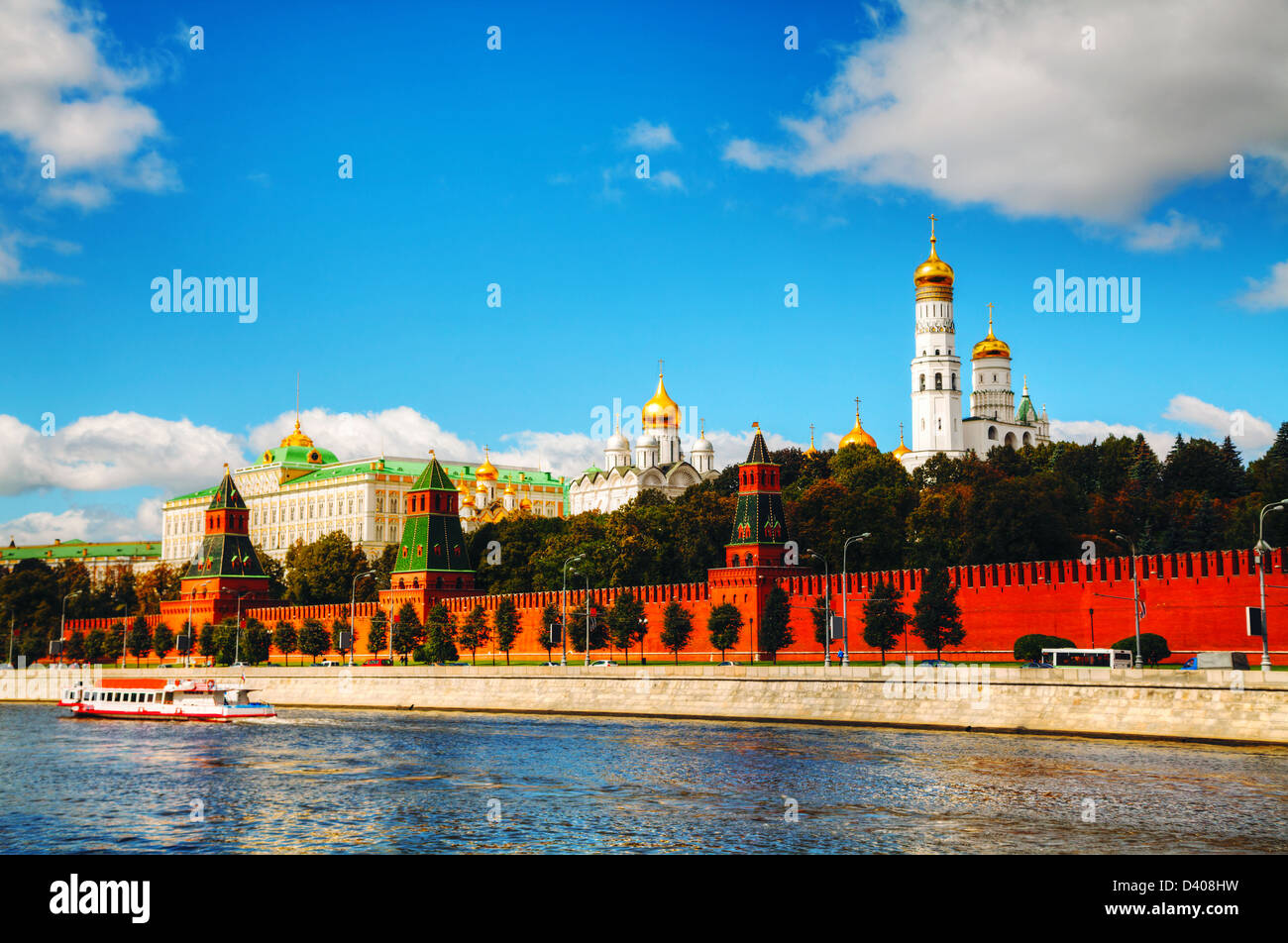 Panoramische Übersicht der Innenstadt von Moskau mit Kreml an einem sonnigen Tag Stockfoto