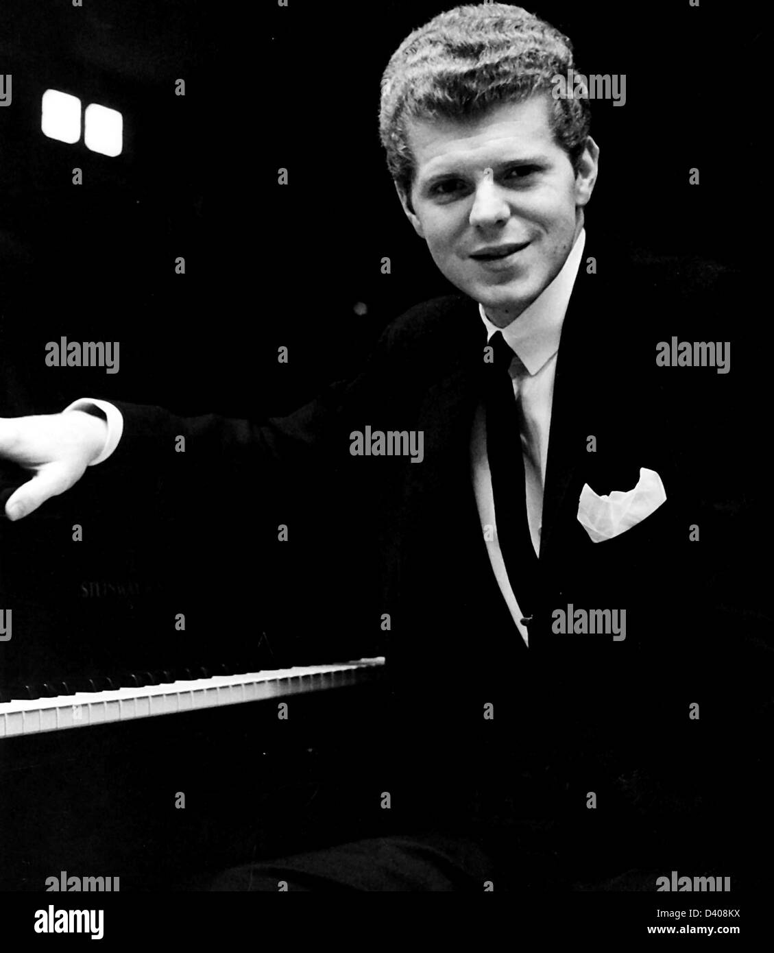 27. Februar 2013 - Datei - VAN CLIBURN, die international gefeierte Pianistin, deren Triumph bei einem 1958-Moskau-Wettbewerb half des Kalten Krieges Auftauen und startete eine spektakuläre Karriere, die ihn die seltenen klassischen Musiker, Rockstar Status genießen gemacht, starb am Mittwoch in Fort Worth, Texas nach einem Kampf mit Knochenkrebs. Er war 78. Cliburn starb in seinem Haus in Fort Worth, umgeben von lieben. Bild: Van Cliburn sitzt am Klavier in undatierten Foto. (Kredit-Bild: © Globe Photos/ZUMAPRESS.com) Stockfoto