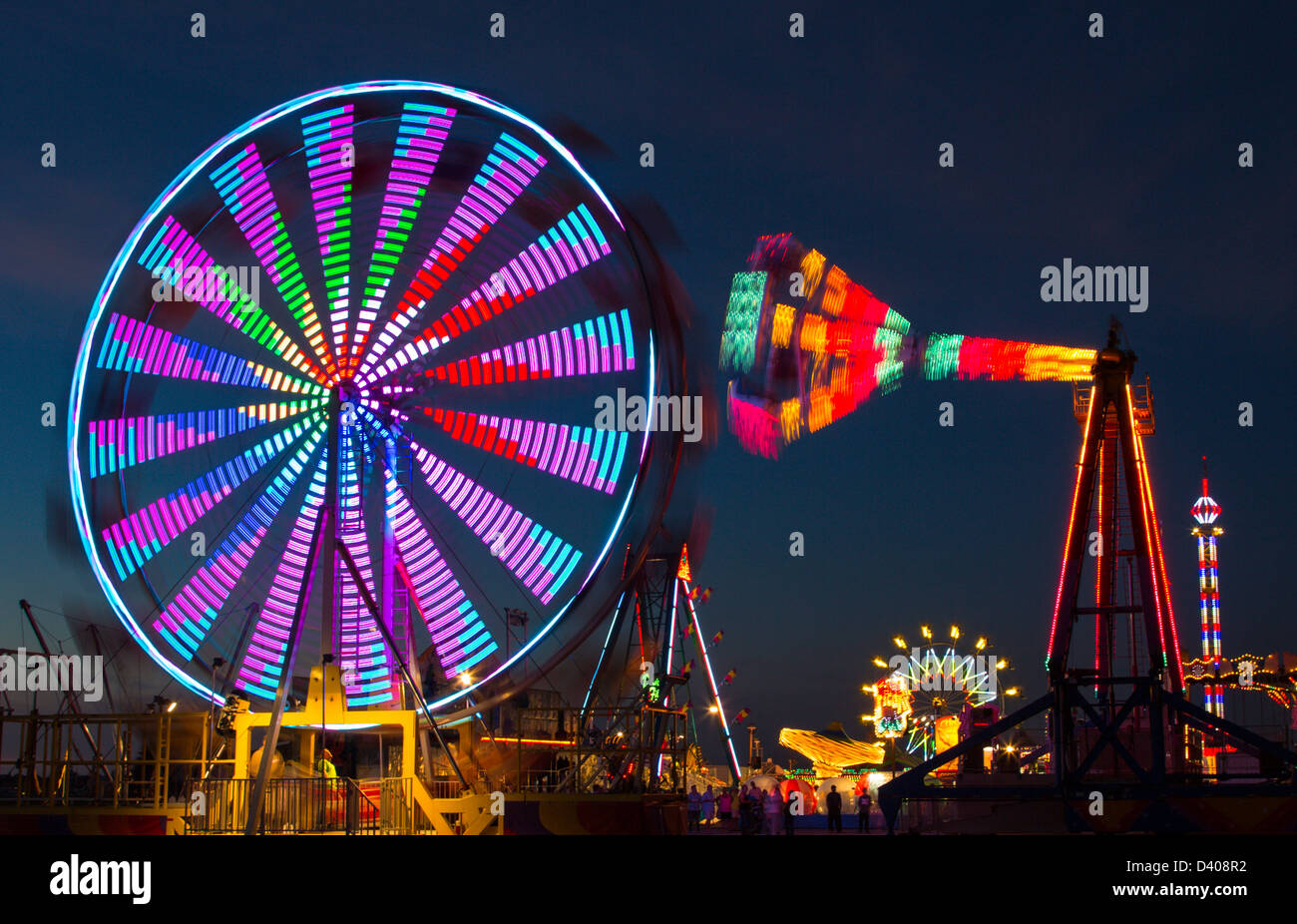 Karneval Fahrten in der Nacht zeigt Bewegungsunschärfe auf Irish fest in Venice Florida Stockfoto