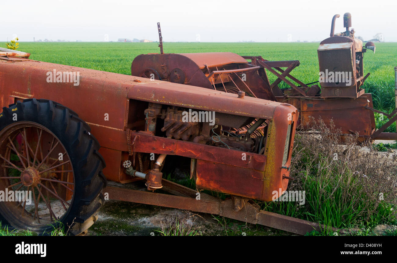 Rostige verlassenen Oldtimer Landmaschinen Stockfoto