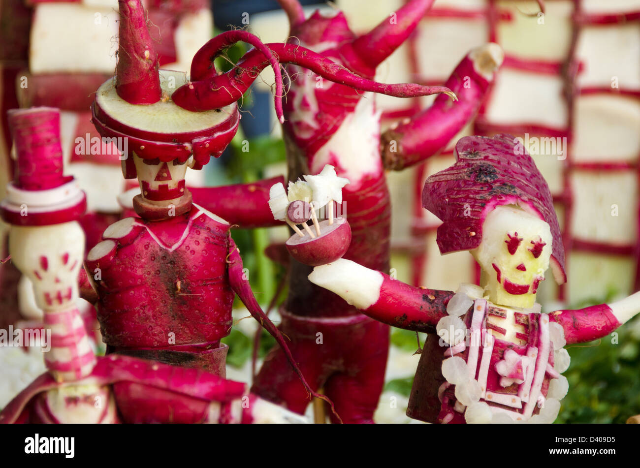 Kombinieren Sie zwei Feiertage: Radieschen sind in Figuren feiert Dia de Los Muertos für ein 