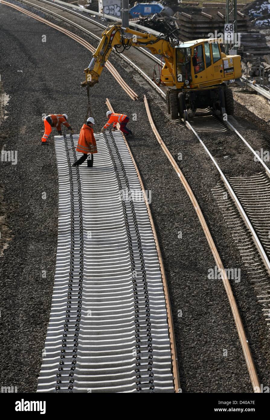 Werke, die Eisenbahnstrecke zwischen Berlin und Rostock zu erweitern sind im Gange, in der Nähe von dort, Deutschland, 27. Februar 2013. Der Ausbau der Linie, die Spitzengeschwindigkeiten von 160 km/h ermöglichen soll, ist derzeit das wichtigste Bahnprojekt im Nord-Osten Deutschlands. Foto: Bernd Wuestneck Stockfoto