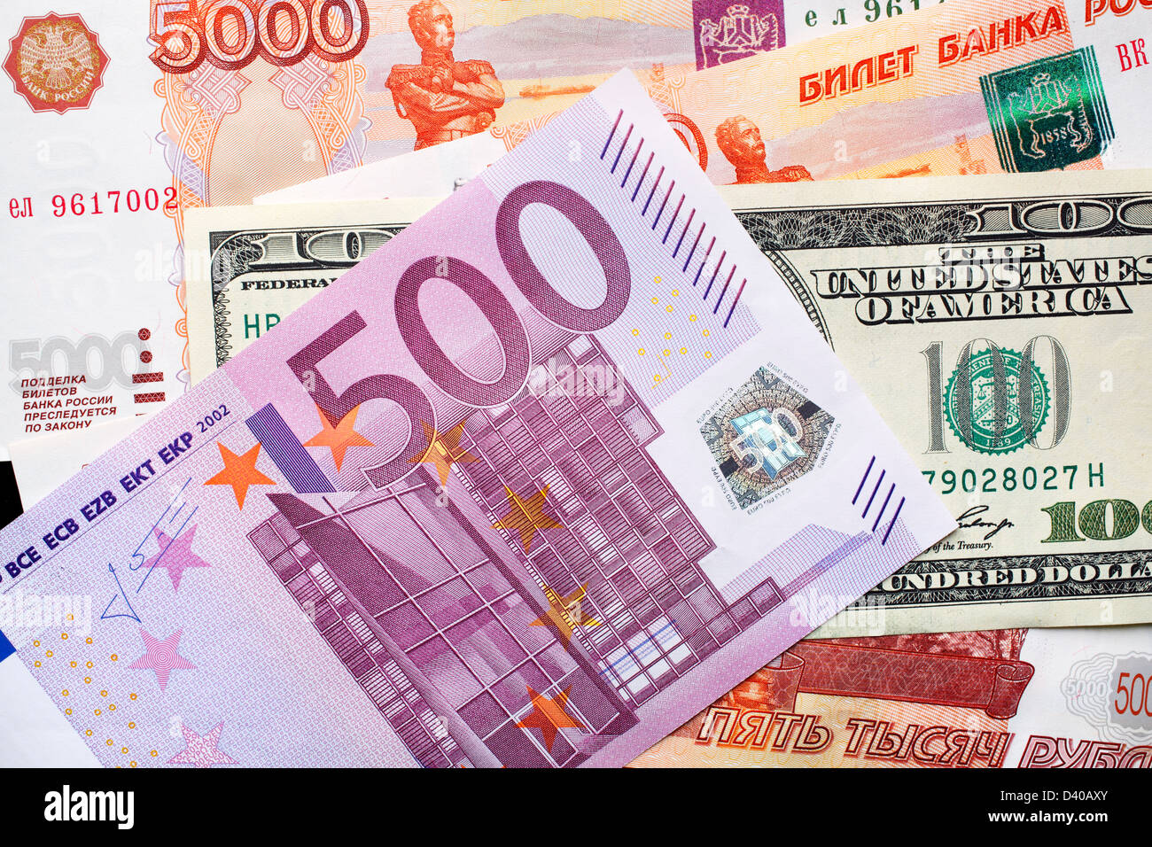 5000 Rubel Banknote Und 100 Us Dollar Banknoten Als Hintergrund Stockfotografie Alamy