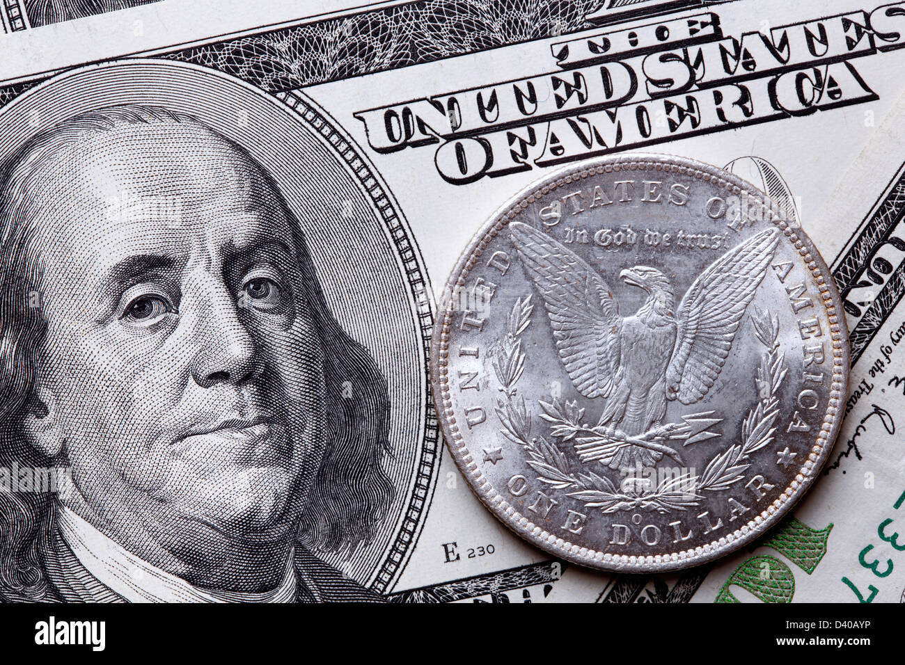 100-Dollar-Banknote, Benjamin Franklin, USA (2006) und Morgan Dollar Silbermünze, USA (1885) Stockfoto
