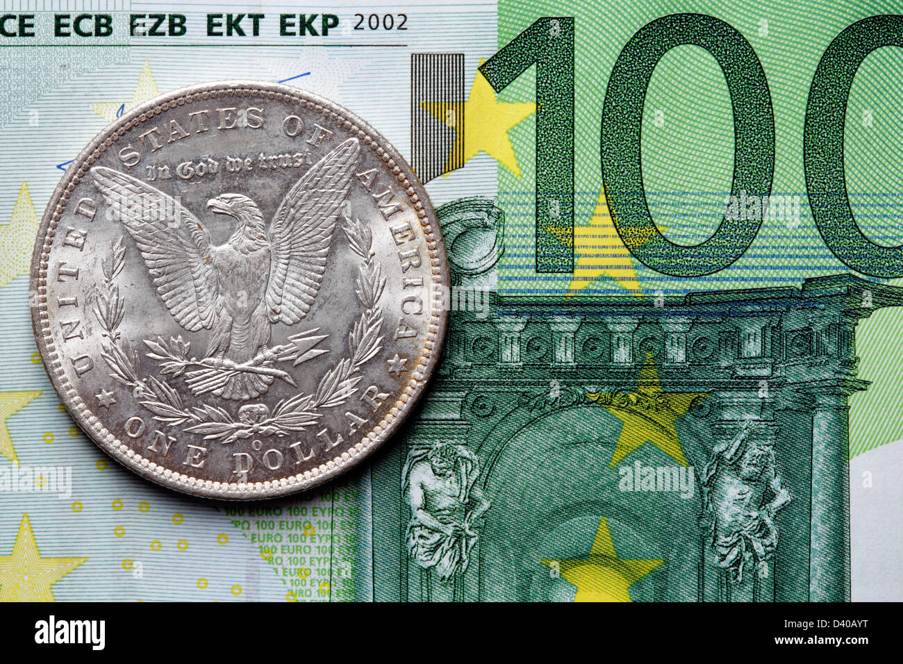 100 Euro-Banknote (2002) und Morgan Dollar Silbermünze, USA (1885) Stockfoto