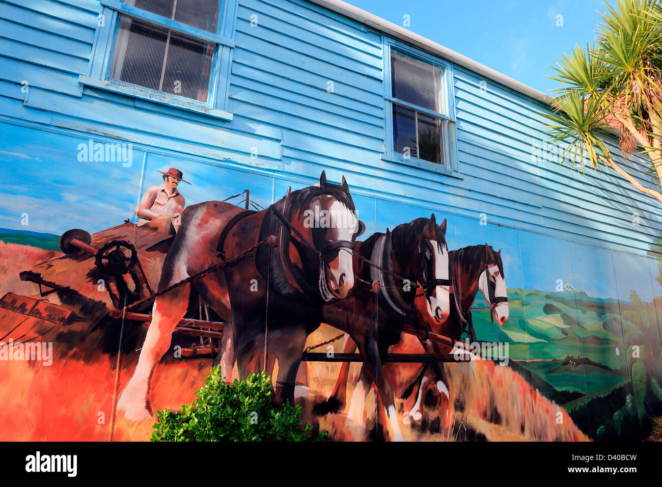 Zugpferd pflügen ein Feld Wandbild Holzgebäude in Marton, Neuseeland Stockfoto