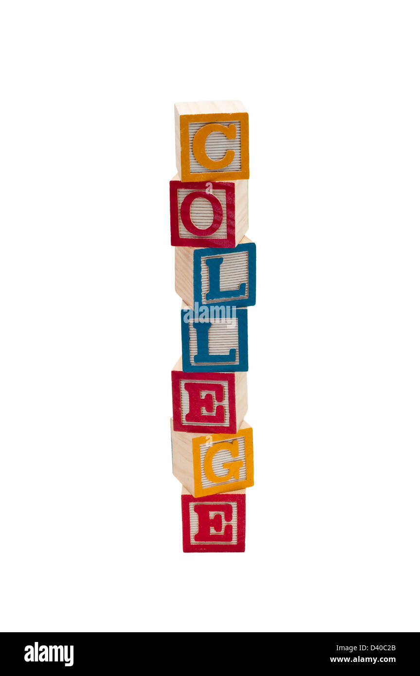 Stapel von Holzklötzchen, das buchstabiert das Wort College. Isoliert auf weißem Hintergrund. Stockfoto