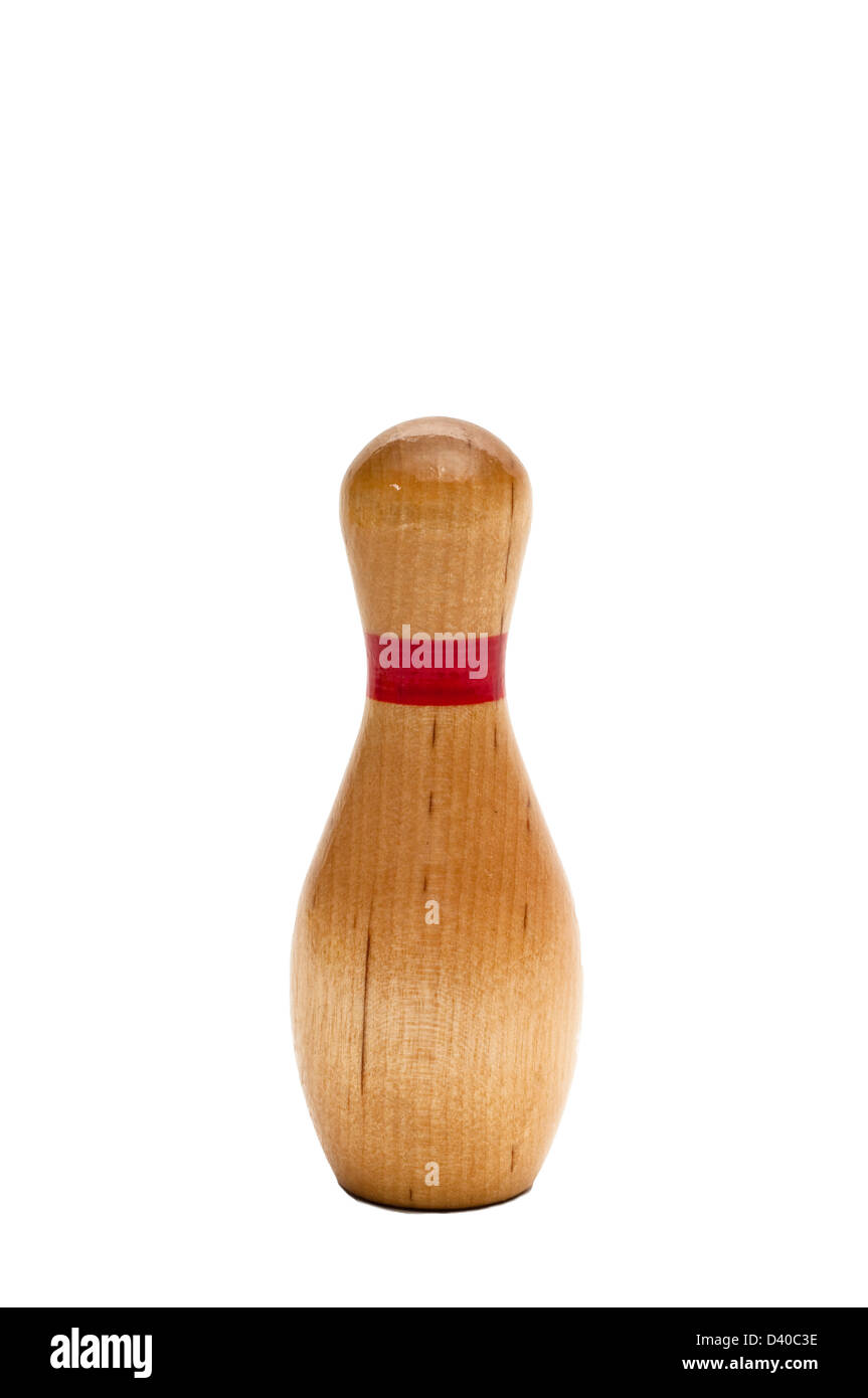 Bowling-Pin aus Holz gefertigt. Isoliert auf weißem Hintergrund. Stockfoto