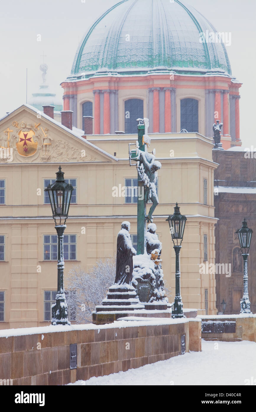 Prag, Karlsbrücke - religiöse Kunst und Türme der Altstadt im winter Stockfoto