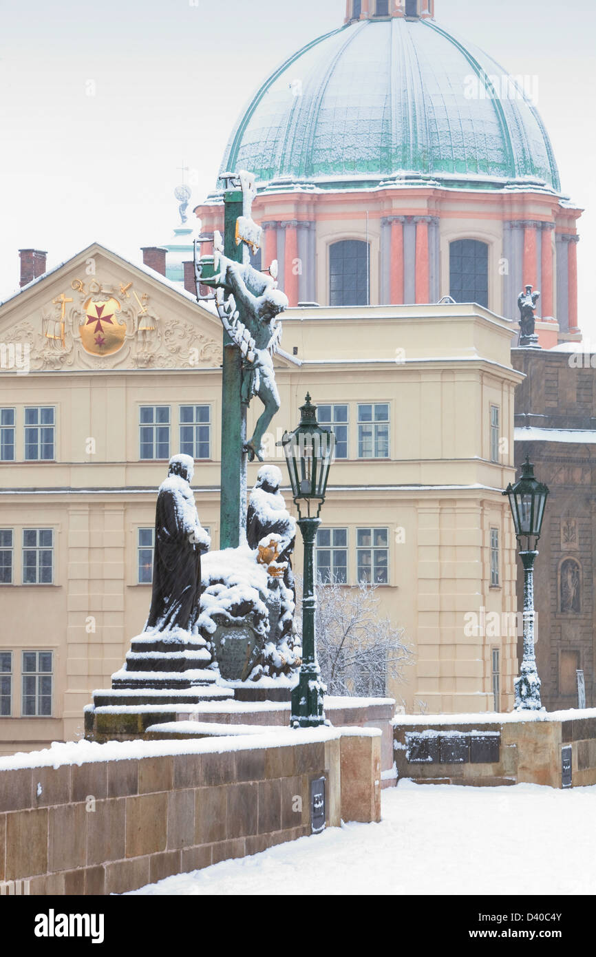 Prag, Karlsbrücke - religiöse Kunst und Türme der Altstadt im winter Stockfoto