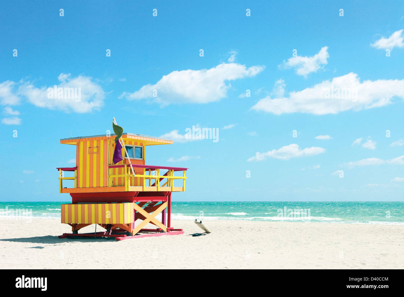 Eine sehr bunte Rettungsschwimmer-Hütte in South Beach, Miami Stockfoto