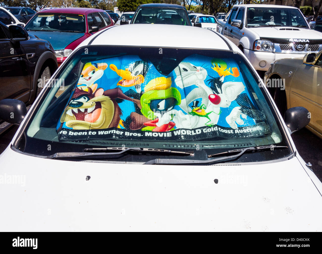 Foto im Auto eines schwenkbaren Spiegels in der Mitte der  Windschutzscheibe, Sonnenschutz für den Fahrer mit kleinem Spiegel darin  und Knöpfen oben Stockfotografie - Alamy