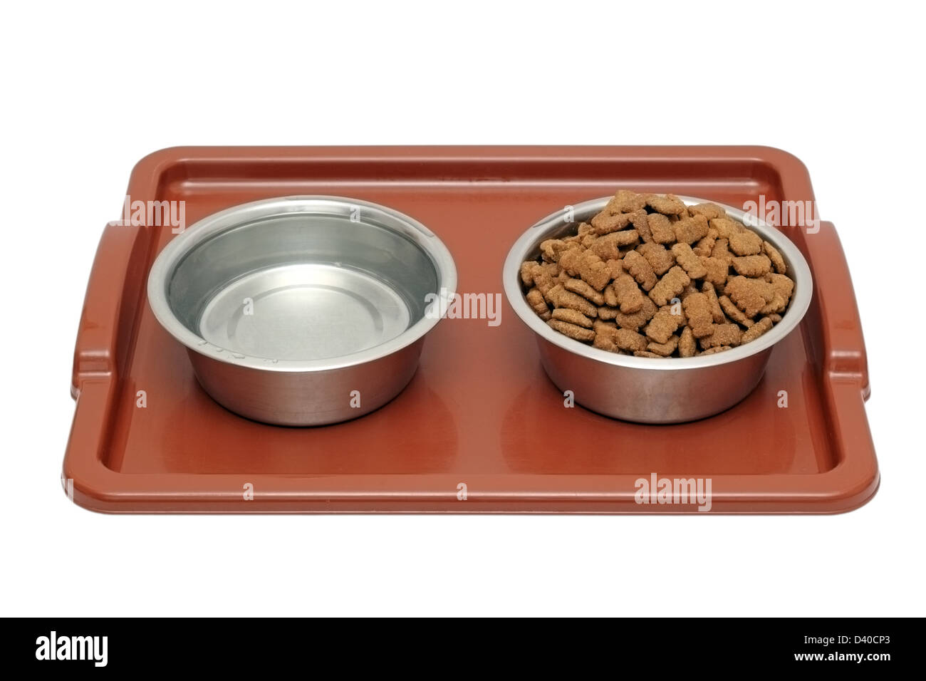 Hund gibt es Frühstück - Hund Futter und Wasser auf einem braunen Kunststoff Plateau isoliert auf weißem Hintergrund Stockfoto