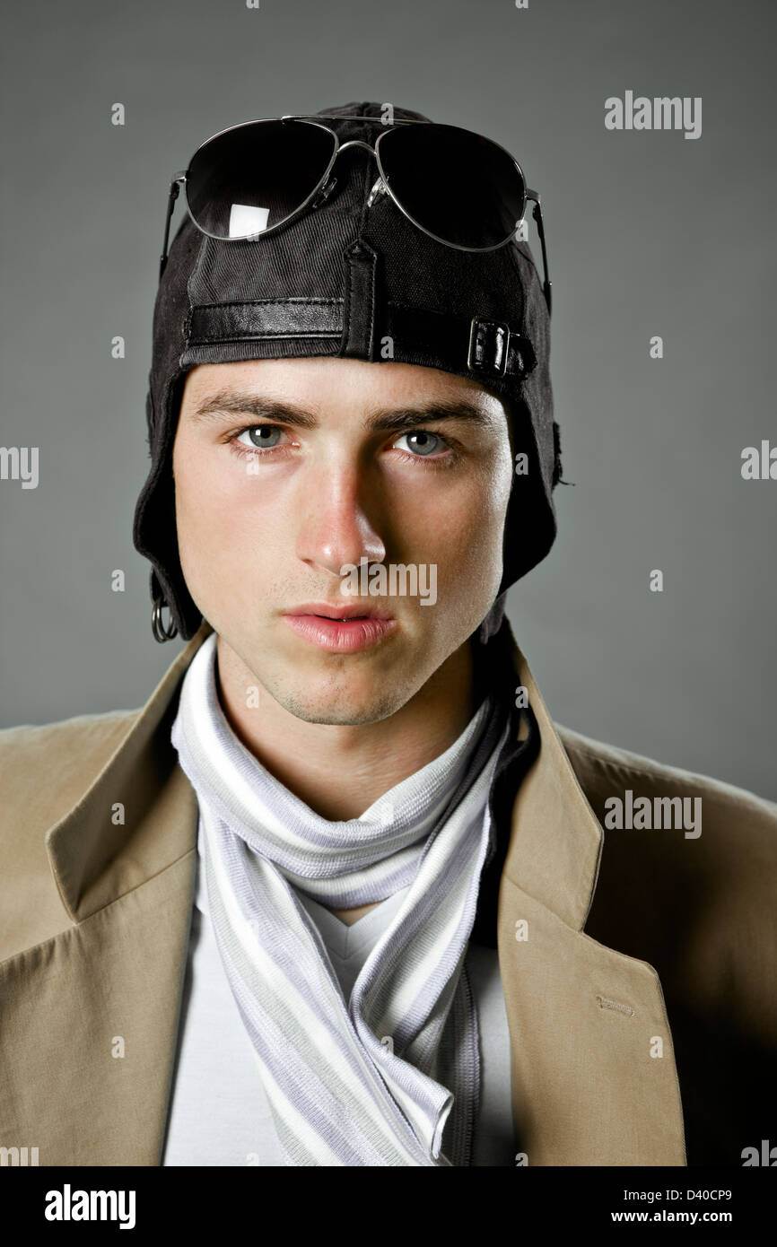 Kaukasischen Jüngling in Herren Mode-Foto im studio Stockfoto