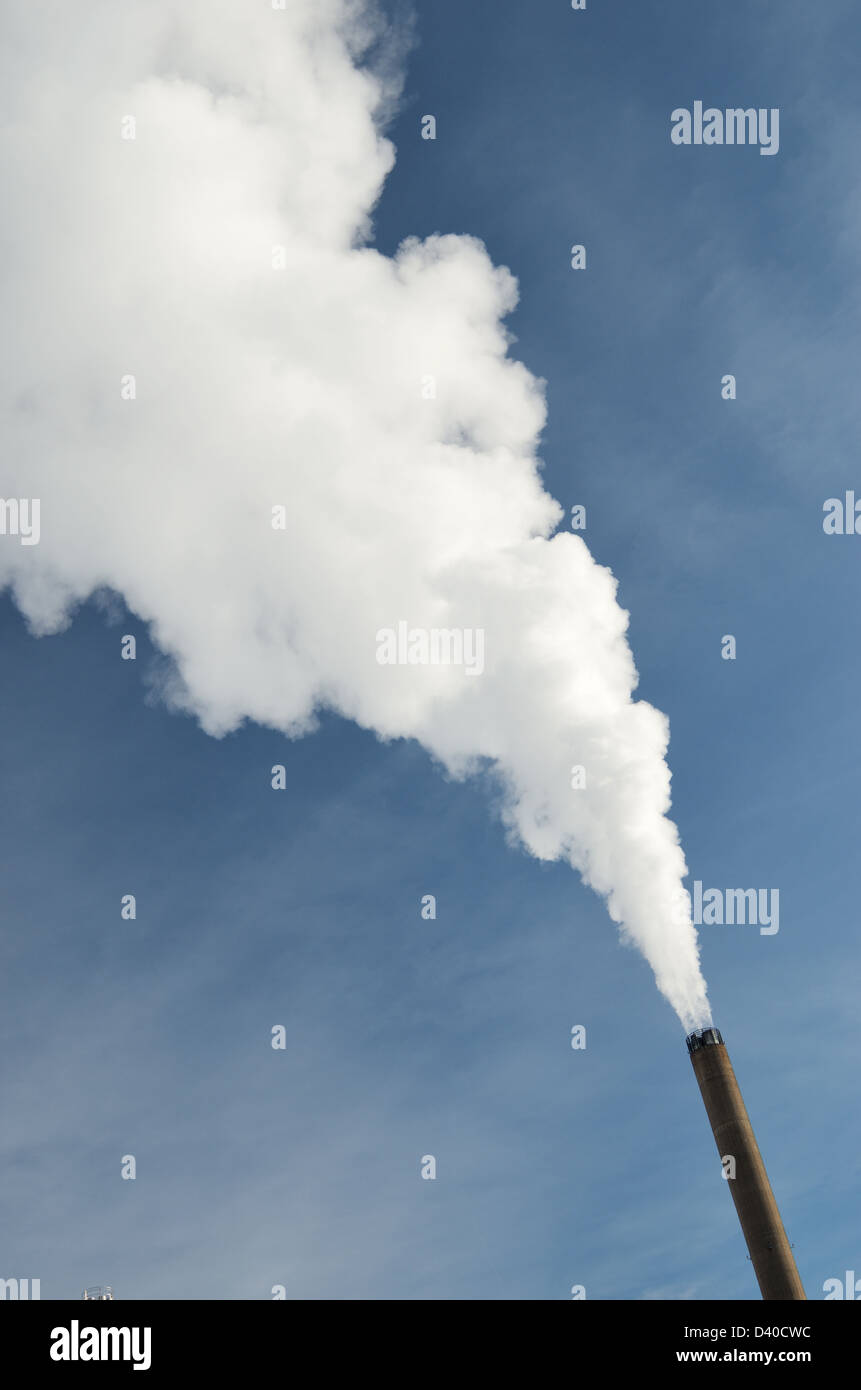 Dampf aus Stapel im Winter gegen blauen Himmel Stockfoto