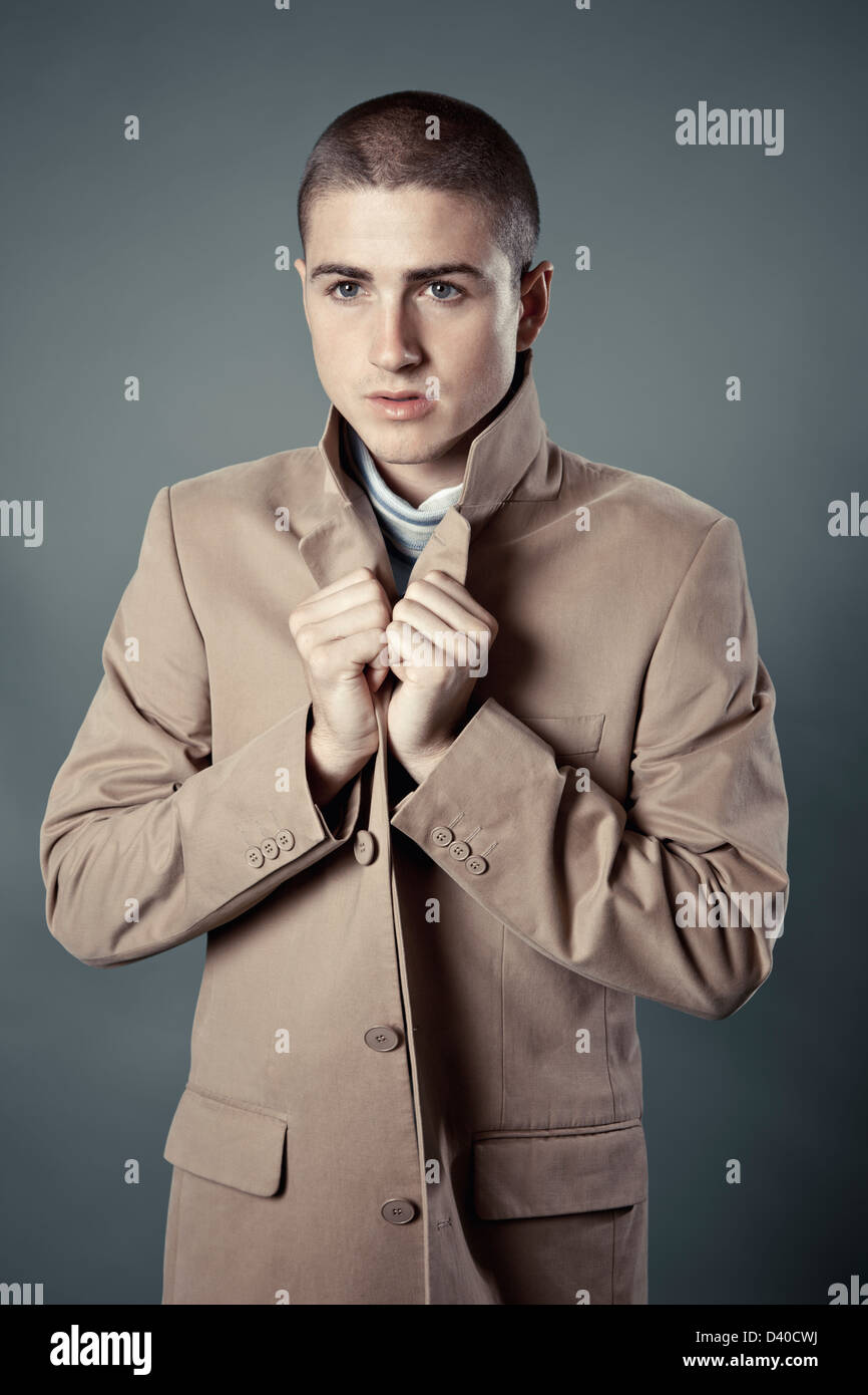 Kaukasischen Jüngling in Herren Mode-Foto im studio Stockfoto