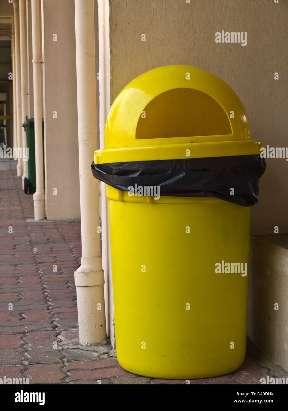 Mülltonne gelb schwarz -Fotos und -Bildmaterial in hoher Auflösung – Alamy