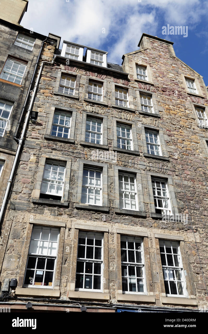 Architektonisches Detail eines Sandstein-Mietshauses in der Altstadt, Advocate's Close, High Street, Royal Mile, Edinburgh City Centre, Schottland, UK Stockfoto