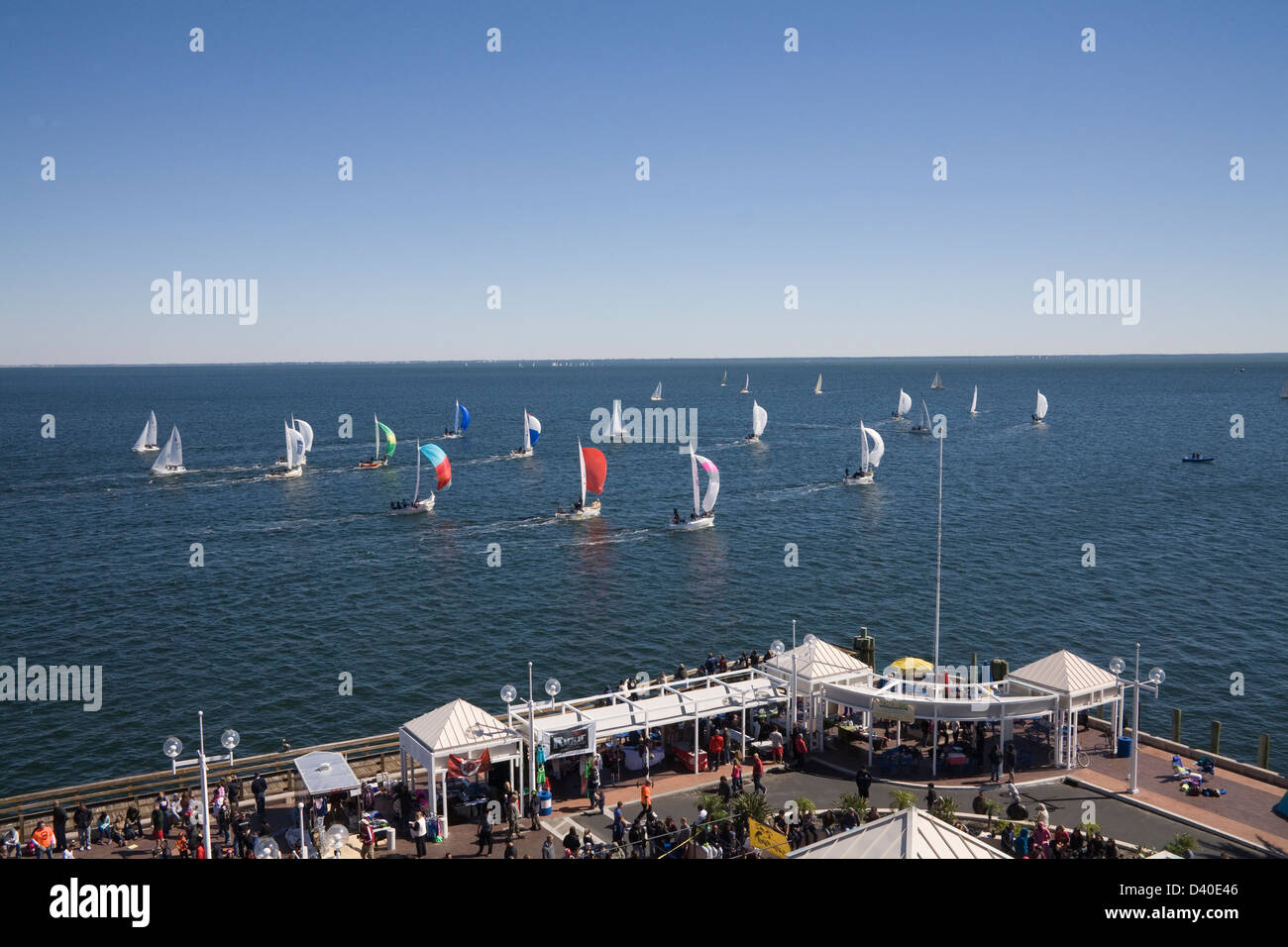St.Petersburg Florida USA blickte auf die Crossfit Herausforderung Konkurrenten am Ende des Piers mit Yacht Regatta vor der Küste Stockfoto
