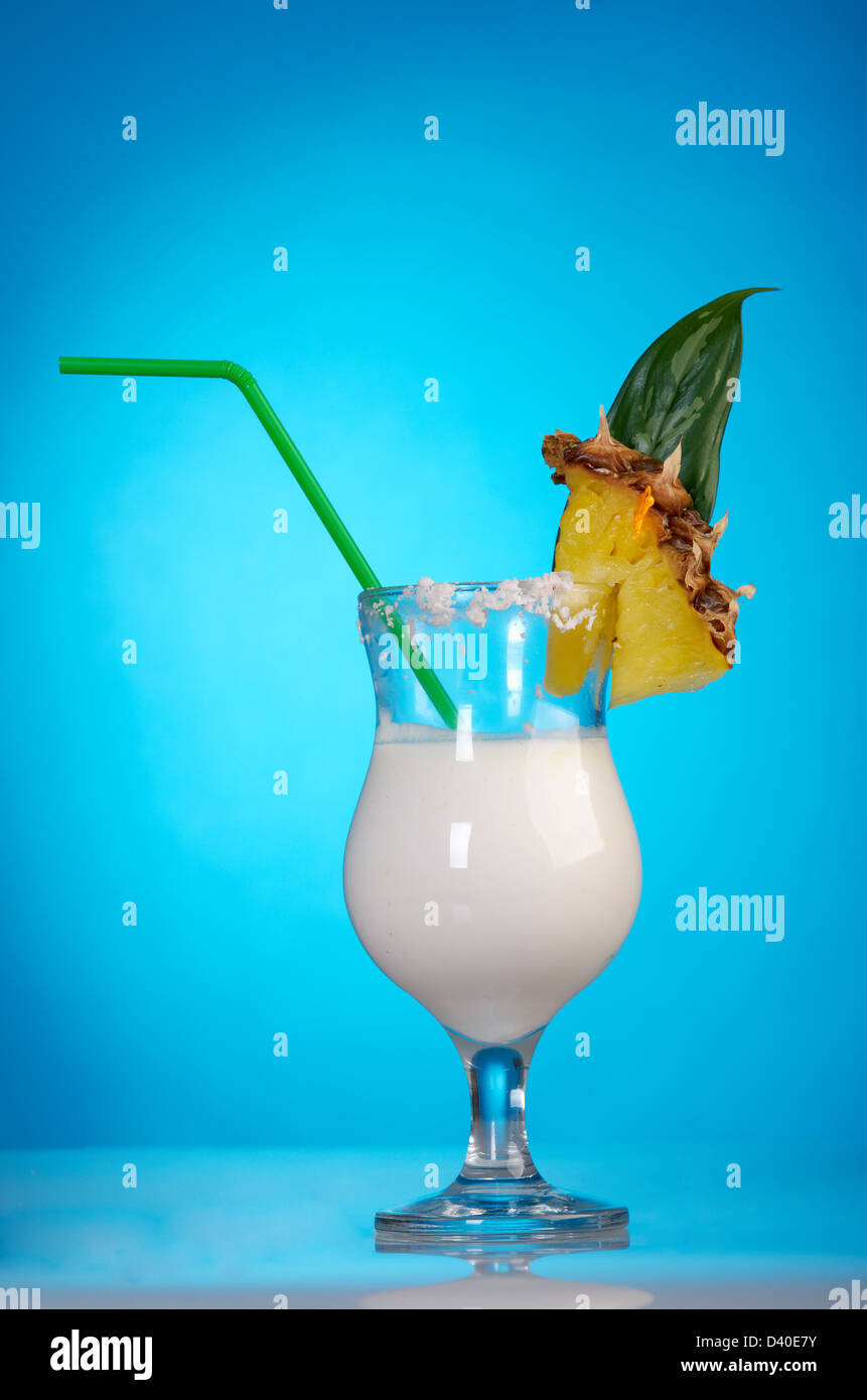 Pina Colada - Cocktail mit Sahne, Ananassaft und Rum auf blauem Hintergrund Stockfoto