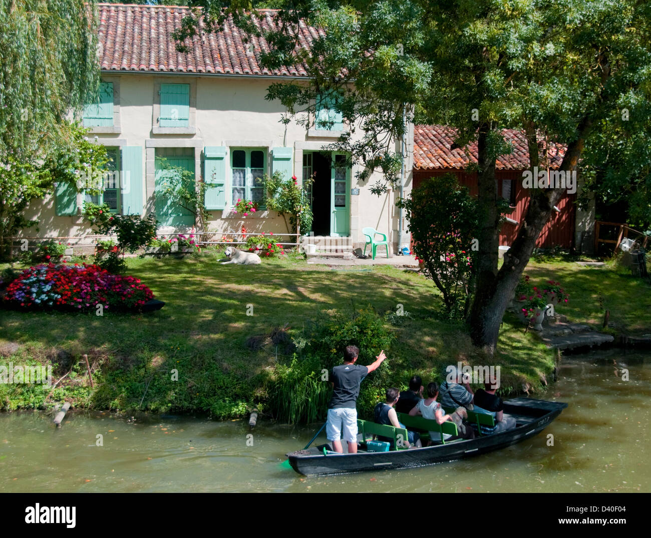 Kanal-Fahrt in Le Marais Poitevin Region Frankreichs Stockfoto