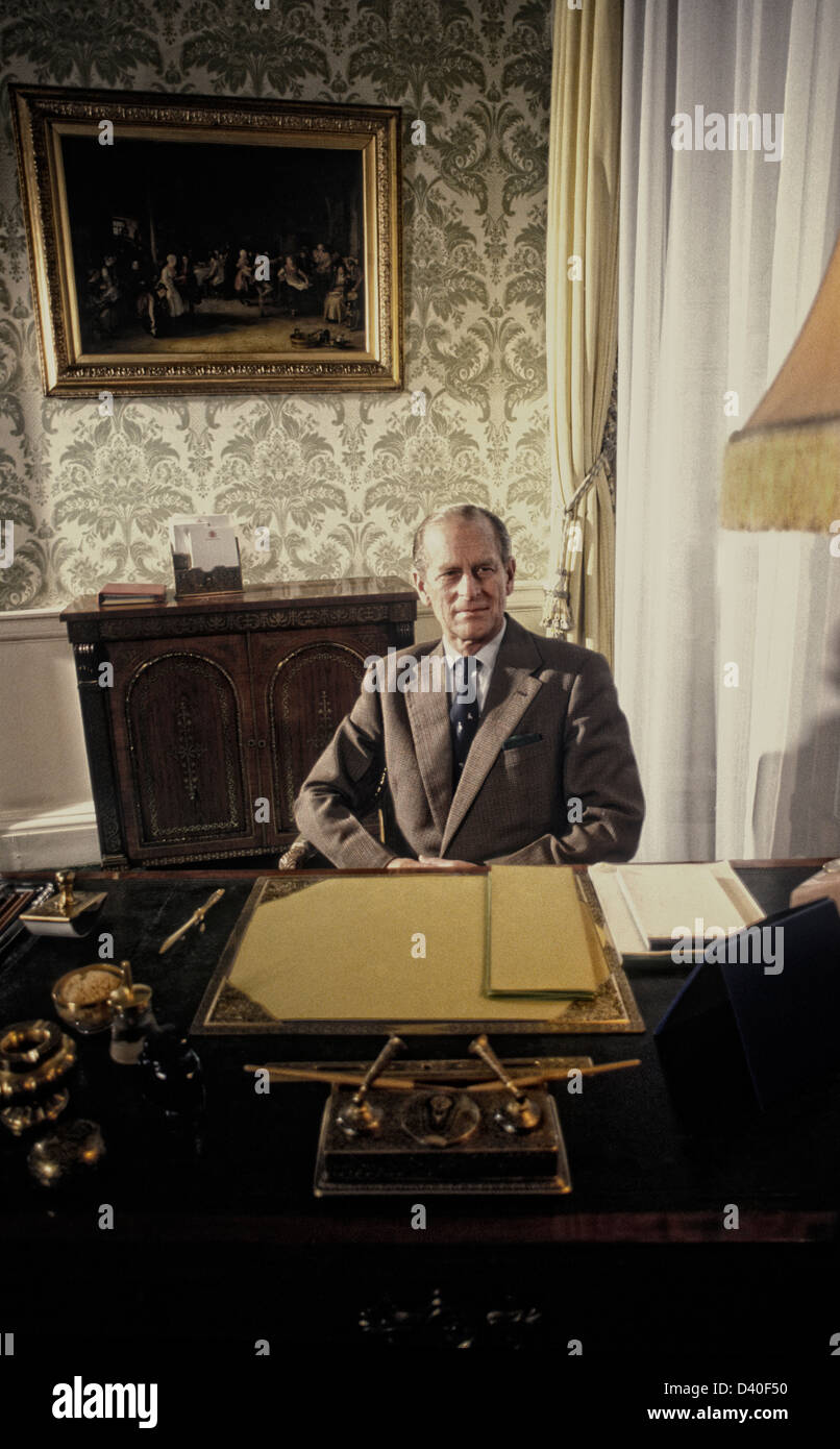 HRH The Duke of Edinburgh in seinem Büro im Buckingham Palace 1983 Stockfoto