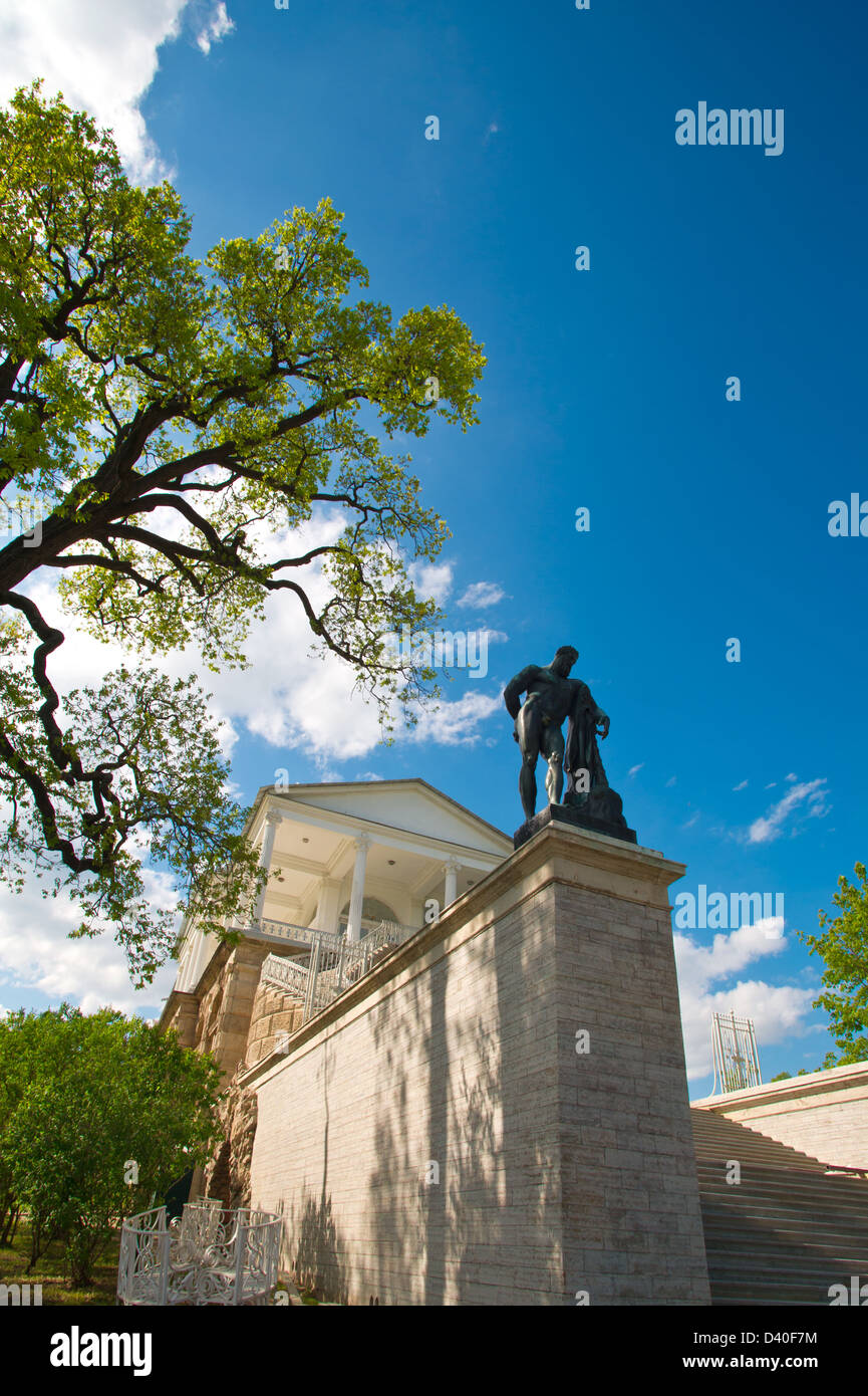Ein architektonisches Denkmal im Hintergrund des alten Palastes Stockfoto