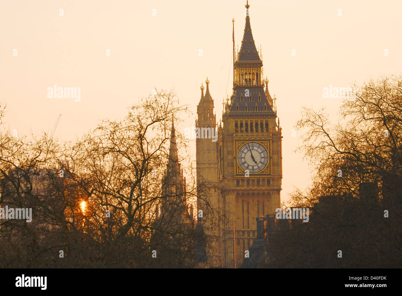 Big Ben, gesehen von Hungerford Bridge, schließen sich in das Abendrot Stockfoto