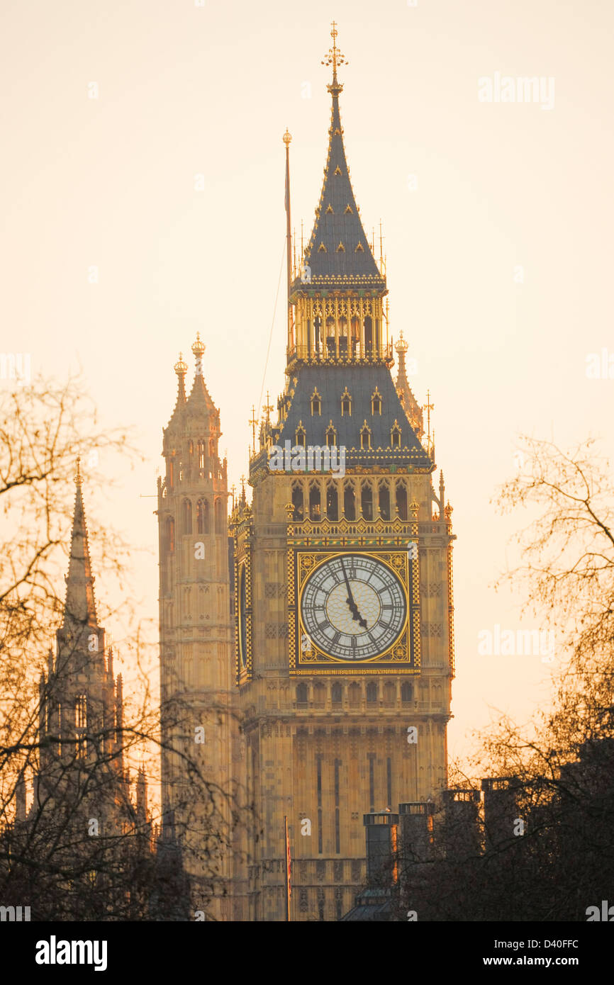 Big Ben, gesehen von Hungerford Bridge, schließen sich in das Abendrot Stockfoto