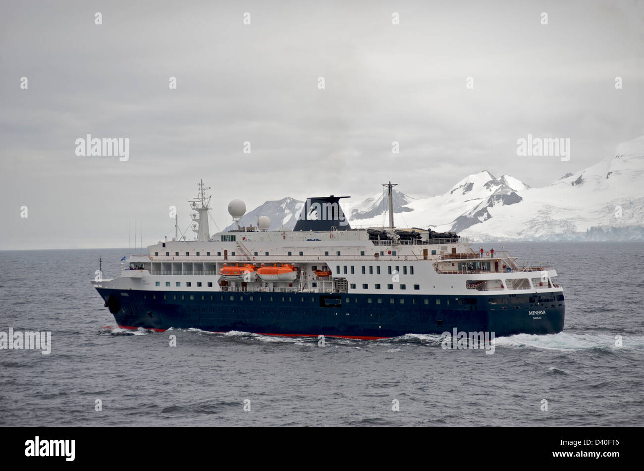 Das Kreuzfahrtschiff Minerva, vorbei an der südlichen Shetlandinseln in der Antarktis Stockfoto