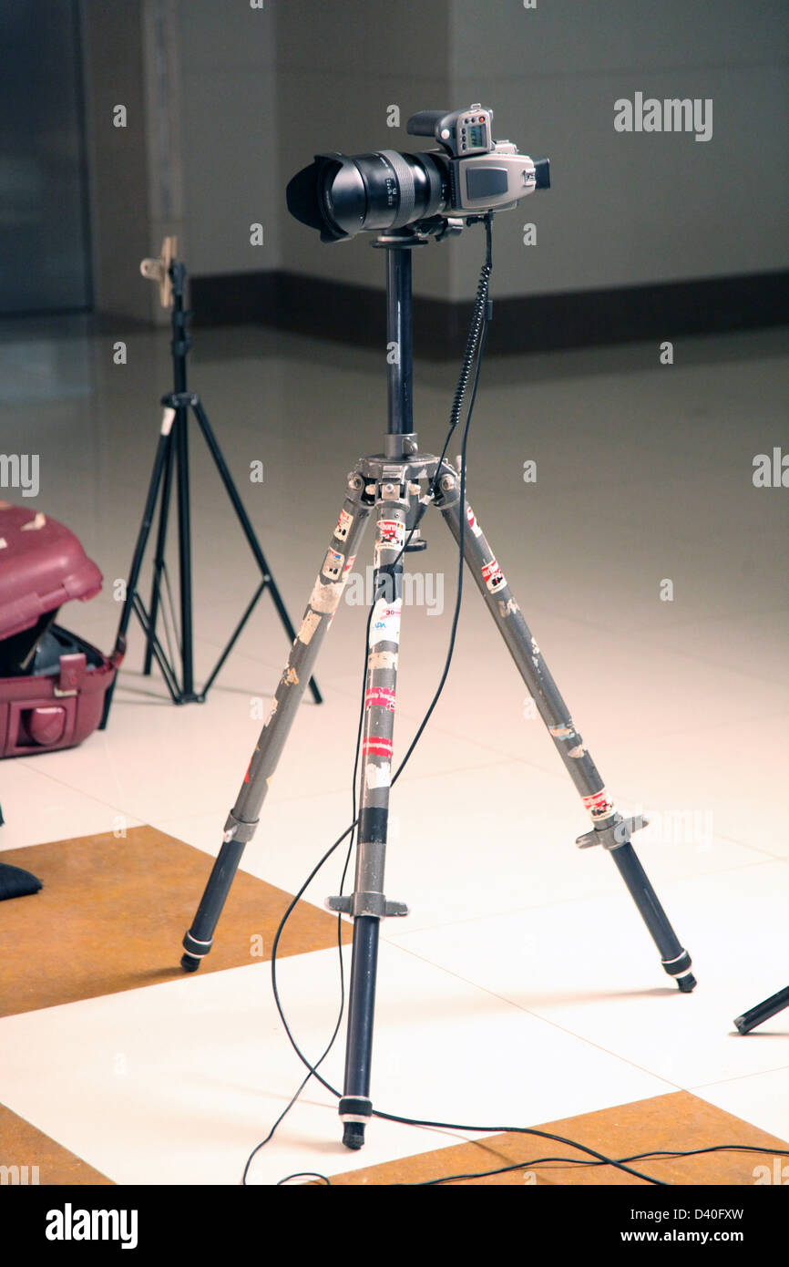 Es ist ein Foto von einem Foto-Kamera auf einem Stativ oder Ständer befestigt ist. Es ist ein Foto-Shooting-Sitzung. Stockfoto