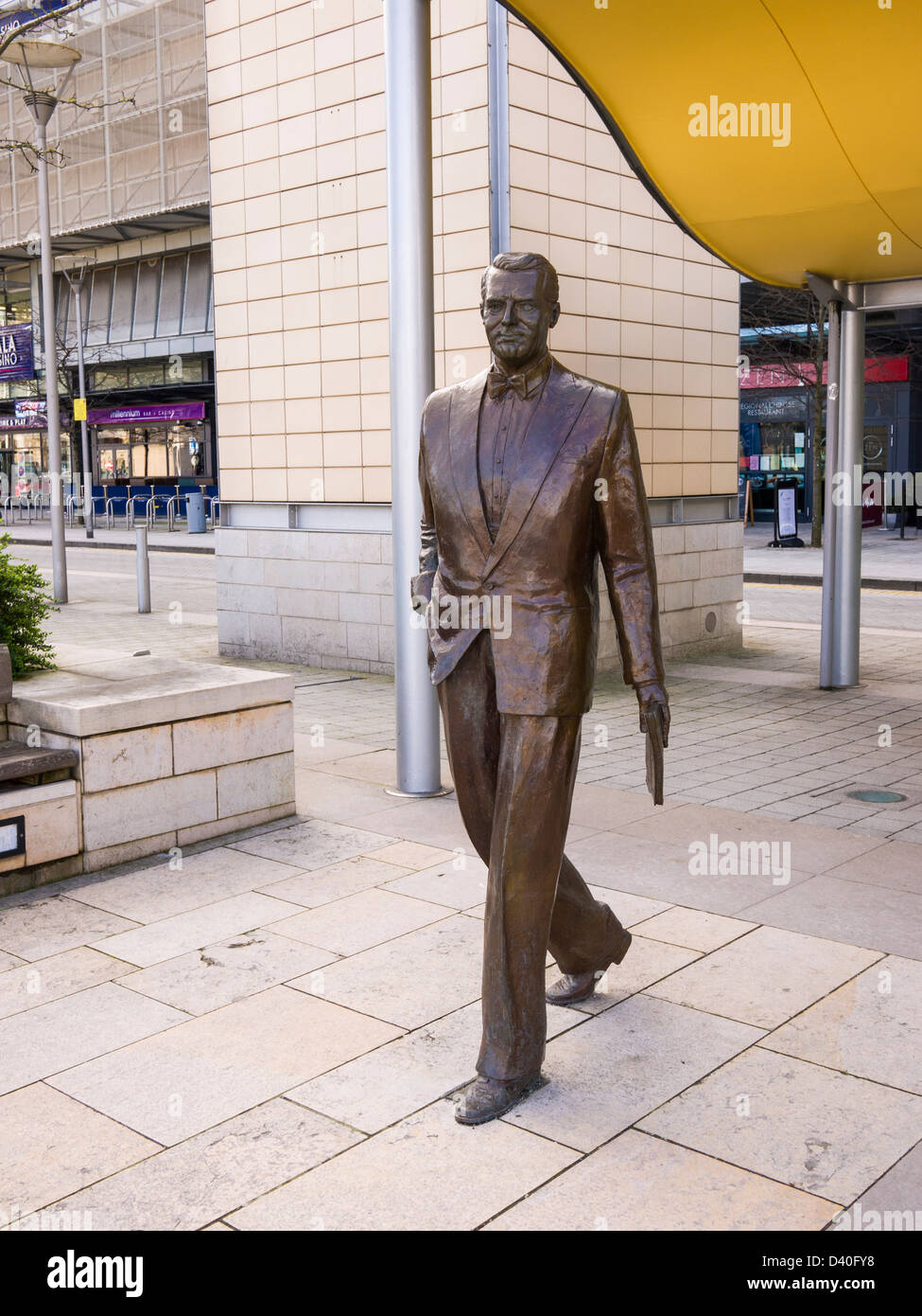 Statue von Cary Grant Bildhauers Graham Ibbeson im Millennium Square, Bristol, England. Stockfoto