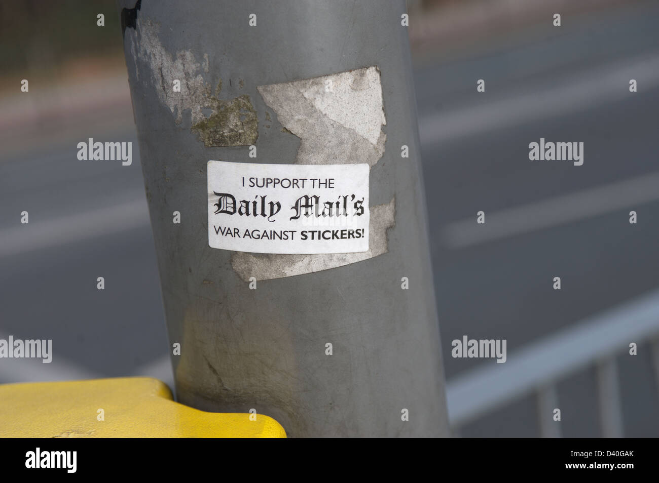 "Ich unterstütze die Daily Mail Krieg gegen Aufkleber" Aufkleber auf einen Laternenpfahl. Stockfoto