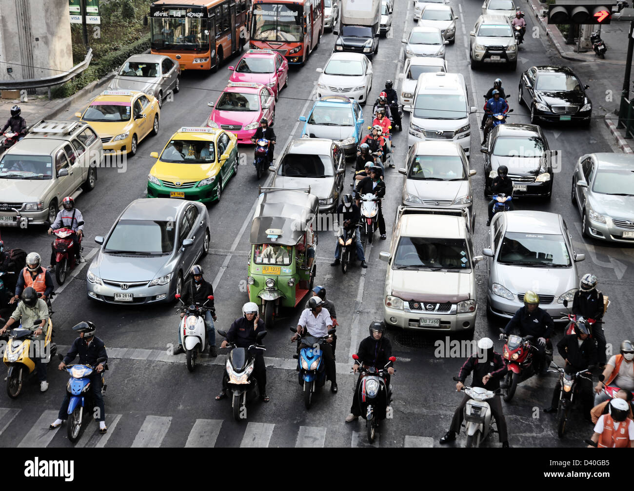 Es ist ein Foto von der Stau in Bangkok in Thailand während der Stoßzeiten. Die Straße ist voll von Autos, LKWs und Motorräder Stockfoto