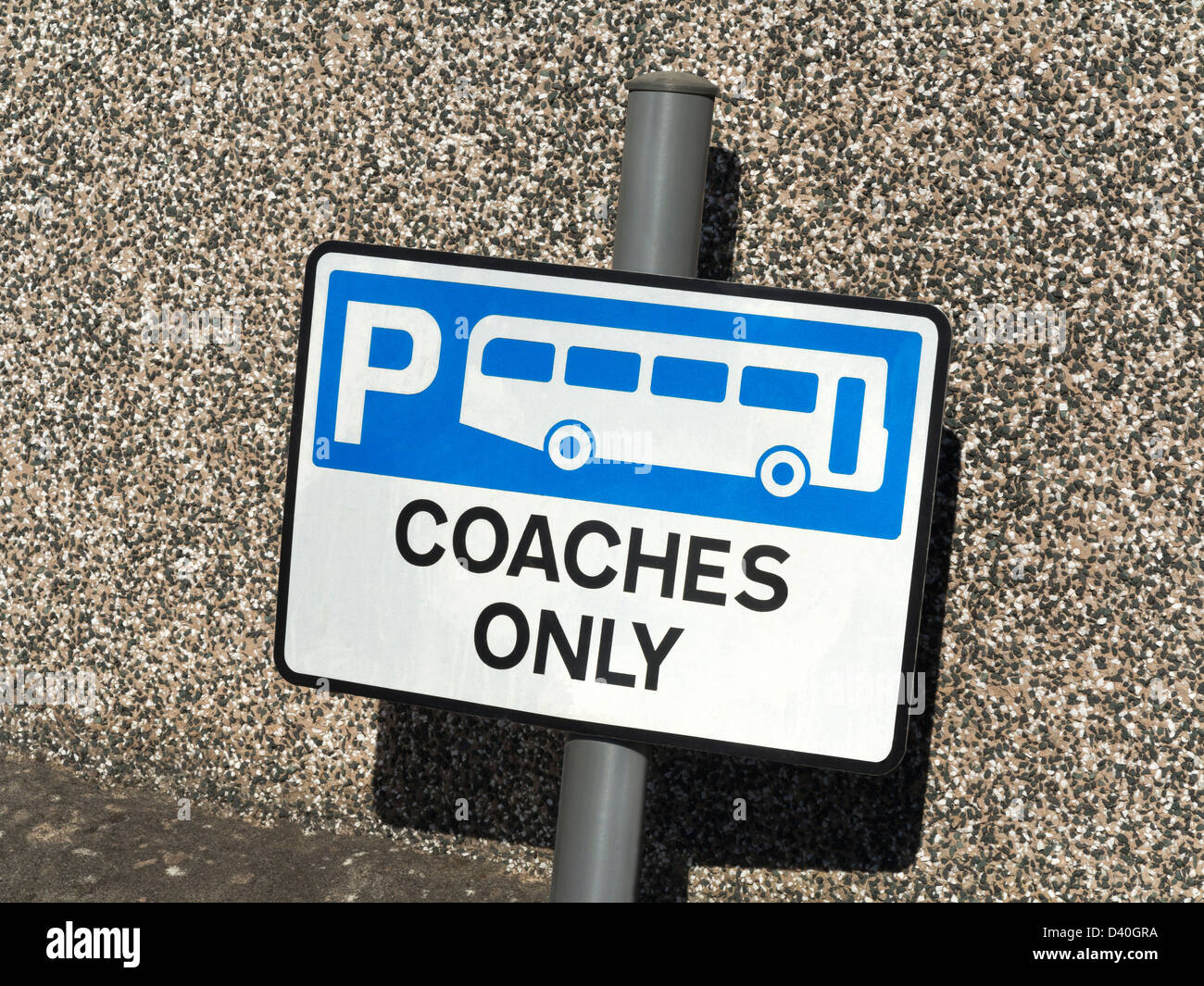 Parkplätze für Reisebusse nur Zeichen Stockfoto