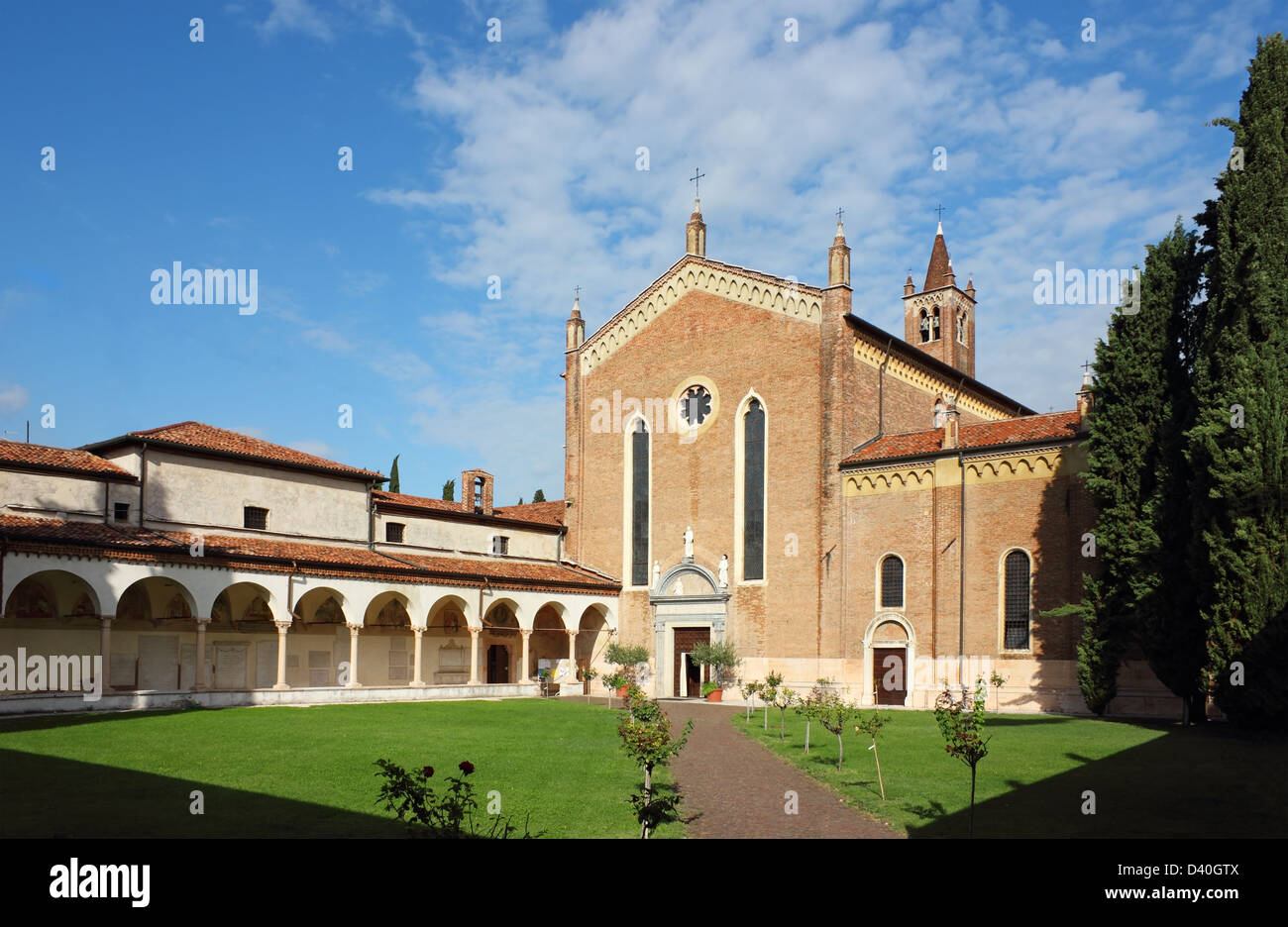 San Bernardino Kirche in Verona in einem sonnigen Tag. Winkel-Schuss auf den Garten und die Kirche in einem klaren blauen Himmel. Stockfoto